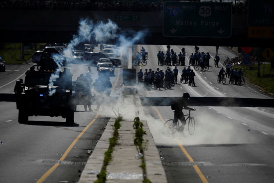 الشرطة تطلق الغاز المسيل للدموع لتفريق مظاهرة ضد العنصرية فى أمريكا