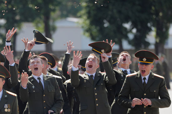 يحتفل الخريجون بعد حصولهم على الدبلومات في الأكاديمية العسكرية في روسيا البيضاء