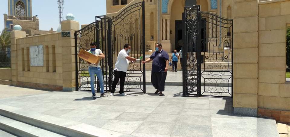قبطى يوزع ورود على المسلمين عقب صلاة الظهر بمسجد الرضا ببنى سويف (9)