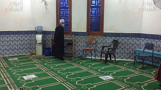 استعدادات صلاة الفجر وعلامات فى المسجد للتباعد