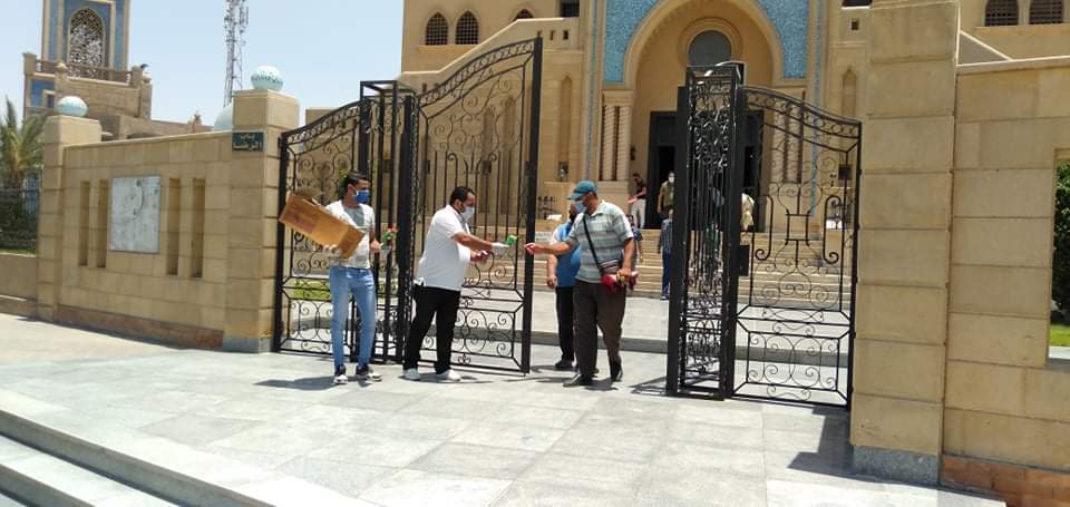 قبطى يوزع ورود على المسلمين عقب صلاة الظهر بمسجد الرضا ببنى سويف (8)