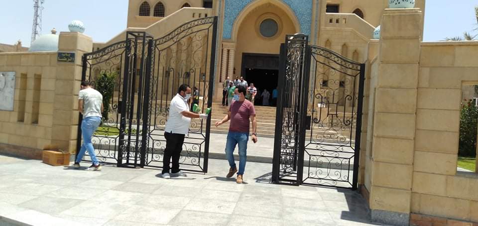 قبطى يوزع ورود على المسلمين عقب صلاة الظهر بمسجد الرضا ببنى سويف (6)