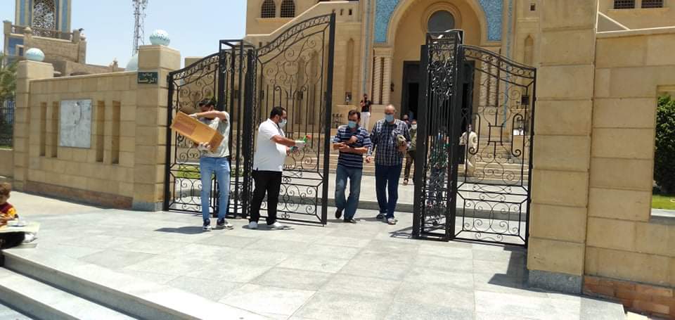 قبطى يوزع ورود على المسلمين عقب صلاة الظهر بمسجد الرضا ببنى سويف (11)