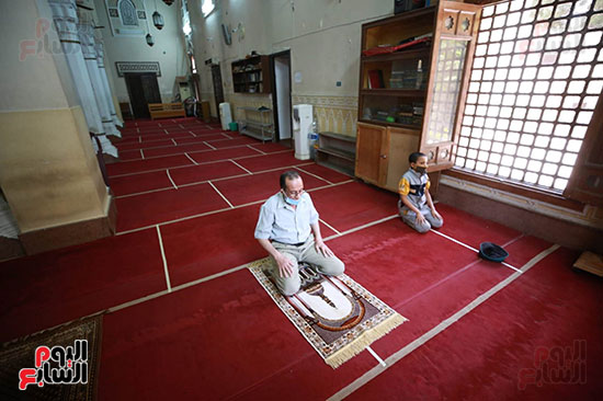 احد المصليين بالمسجد