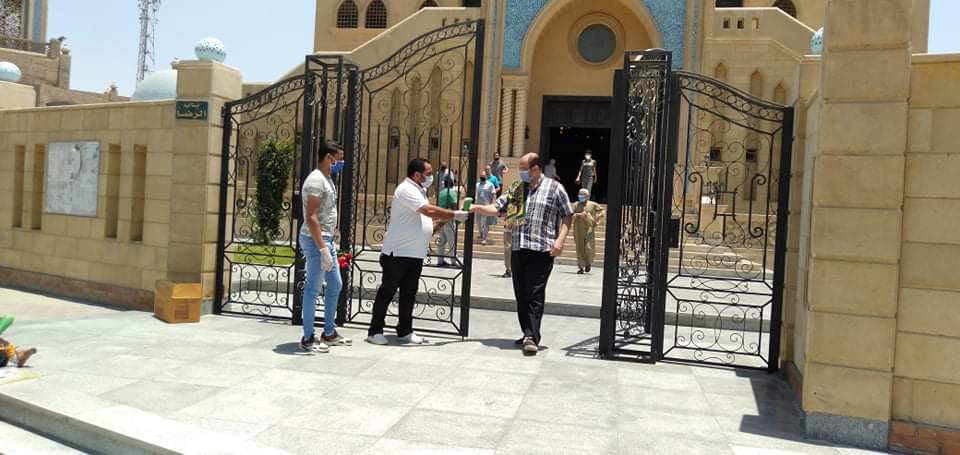 قبطى يوزع ورود على المسلمين عقب صلاة الظهر بمسجد الرضا ببنى سويف (5)