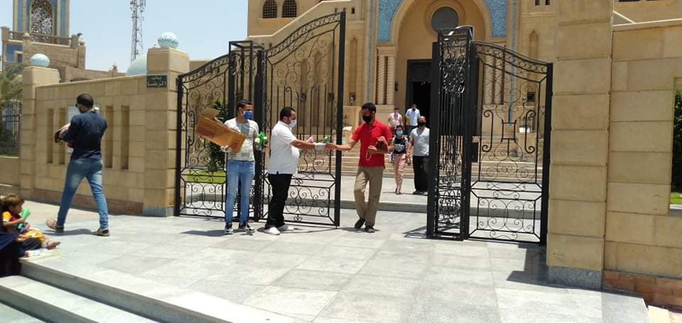 قبطى يوزع ورود على المسلمين عقب صلاة الظهر بمسجد الرضا ببنى سويف (10)