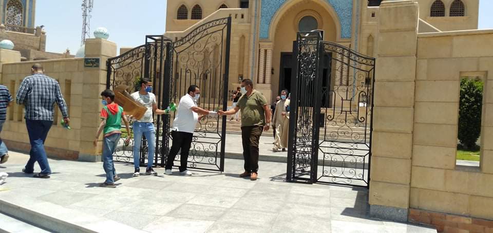 قبطى يوزع ورود على المسلمين عقب صلاة الظهر بمسجد الرضا ببنى سويف (1)