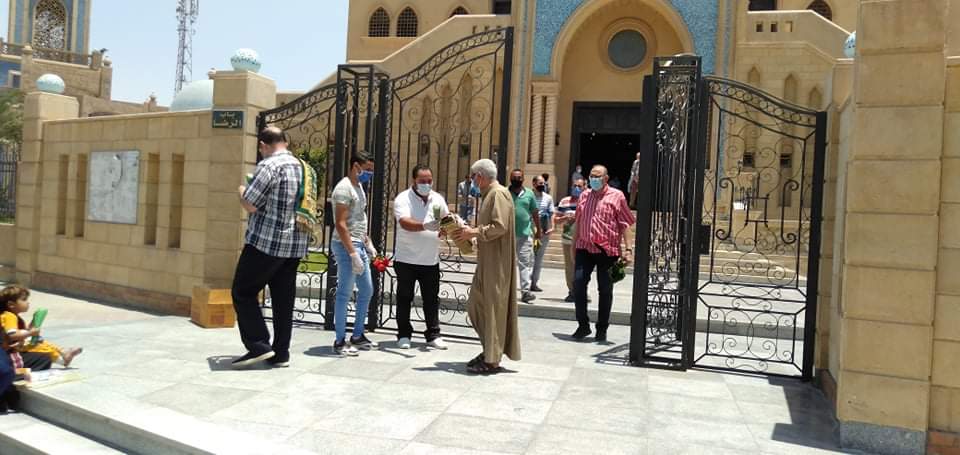 قبطى يوزع ورود على المسلمين عقب صلاة الظهر بمسجد الرضا ببنى سويف (2)