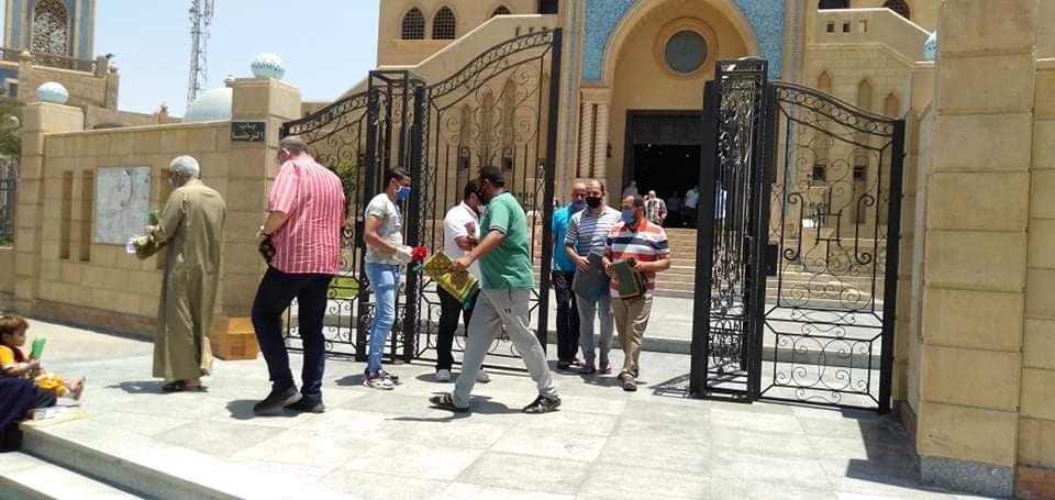 قبطى يوزع ورود على المسلمين عقب صلاة الظهر بمسجد الرضا ببنى سويف (4)