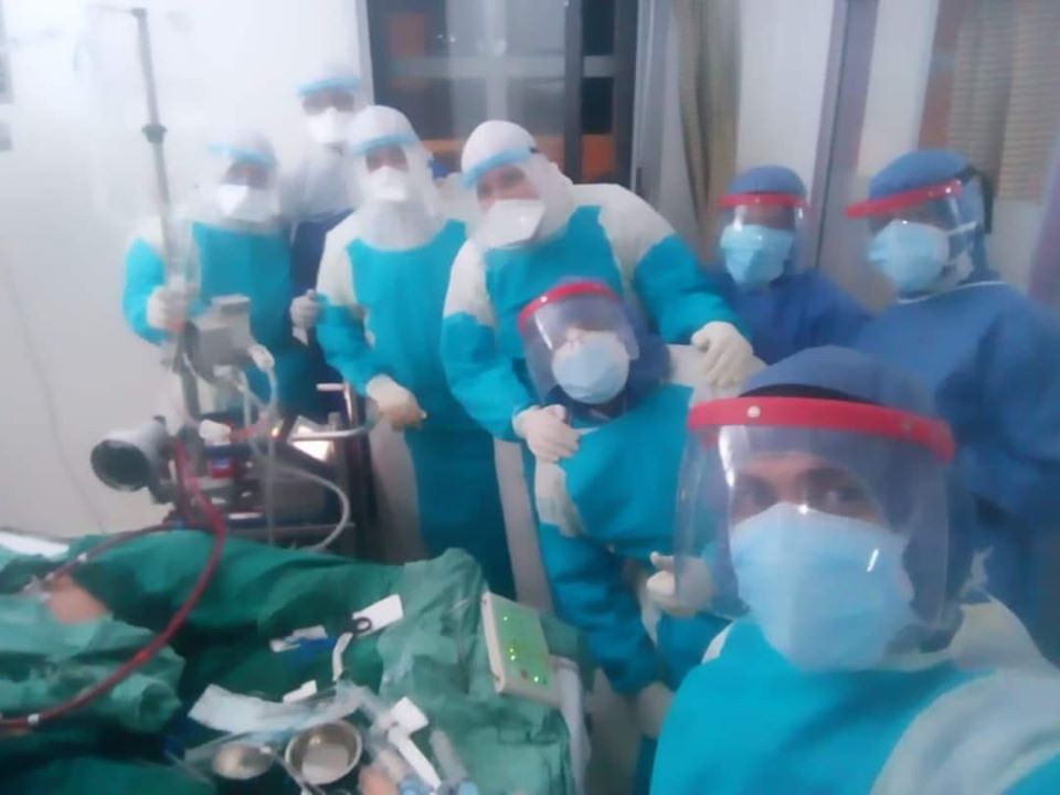 الفريق الطبى خلال اجراء العملية