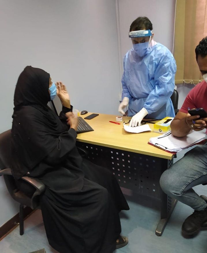 مدير مستشفى حميات الأقصر ينظم ندوة لتوعية حالات العزل المنزلى بكورونا (3)