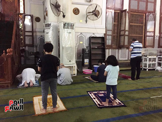 أطفال يؤدون الصلاة فى أحد المساجد