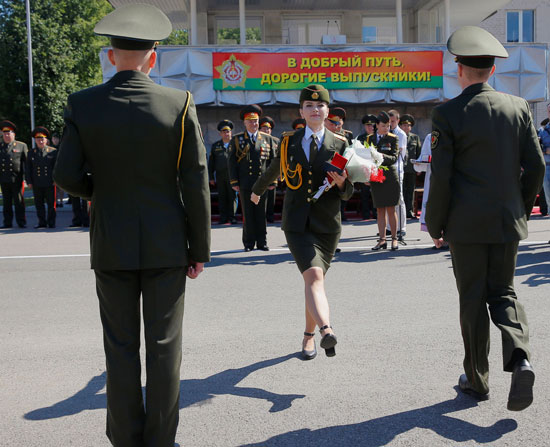 خريج يحصل على دبلوم في الأكاديمية العسكرية في روسيا البيضاء ،