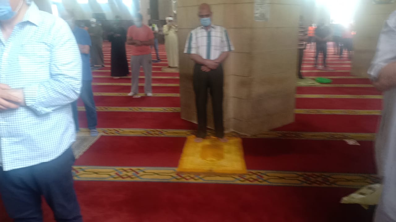 بوابة تعقيم وتباعد اجتماعى بصلاة الظهر فى مسجد أبو العباس بالإسكندرية (4)