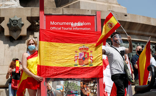 المتظاهرون يرفعون علم إسبانيا