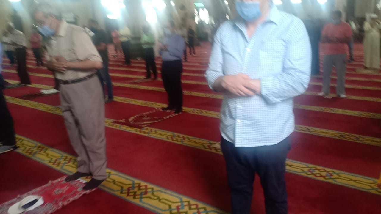 بوابة تعقيم وتباعد اجتماعى بصلاة الظهر فى مسجد أبو العباس بالإسكندرية (2)
