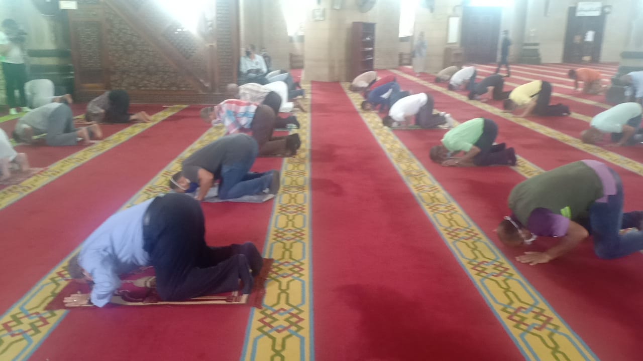 بوابة تعقيم وتباعد اجتماعى بصلاة الظهر فى مسجد أبو العباس بالإسكندرية (3)