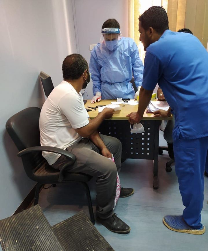 مدير مستشفى حميات الأقصر ينظم ندوة لتوعية حالات العزل المنزلى بكورونا (2)