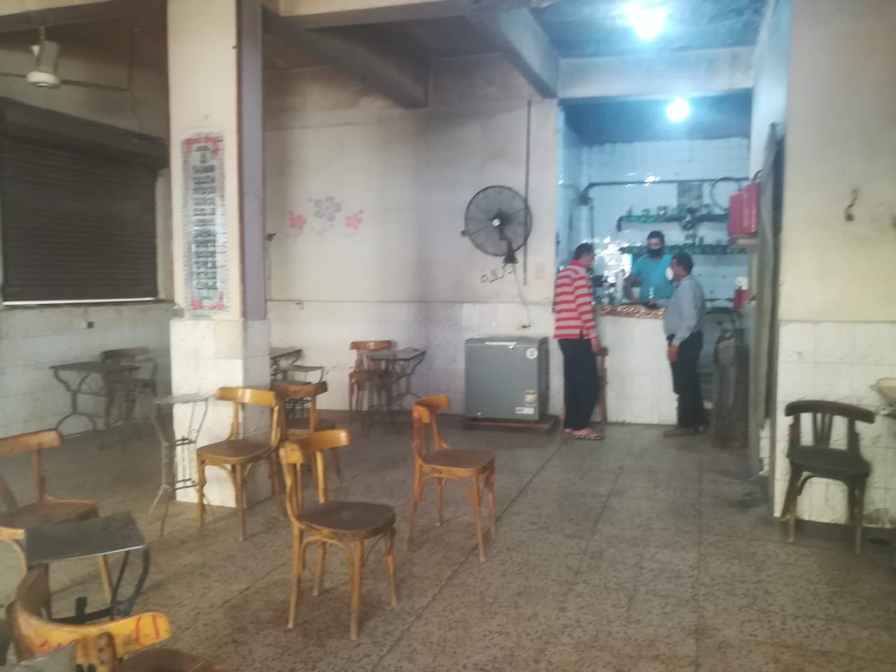 رؤساء الأحياء بالسويس يشددون على الالتزام  بالمقاهى (12)