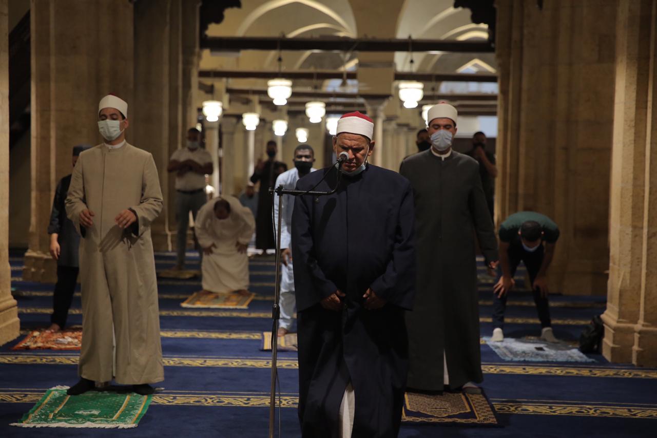 صلاة العشاء بمسجد الأزهر اليوم (28)