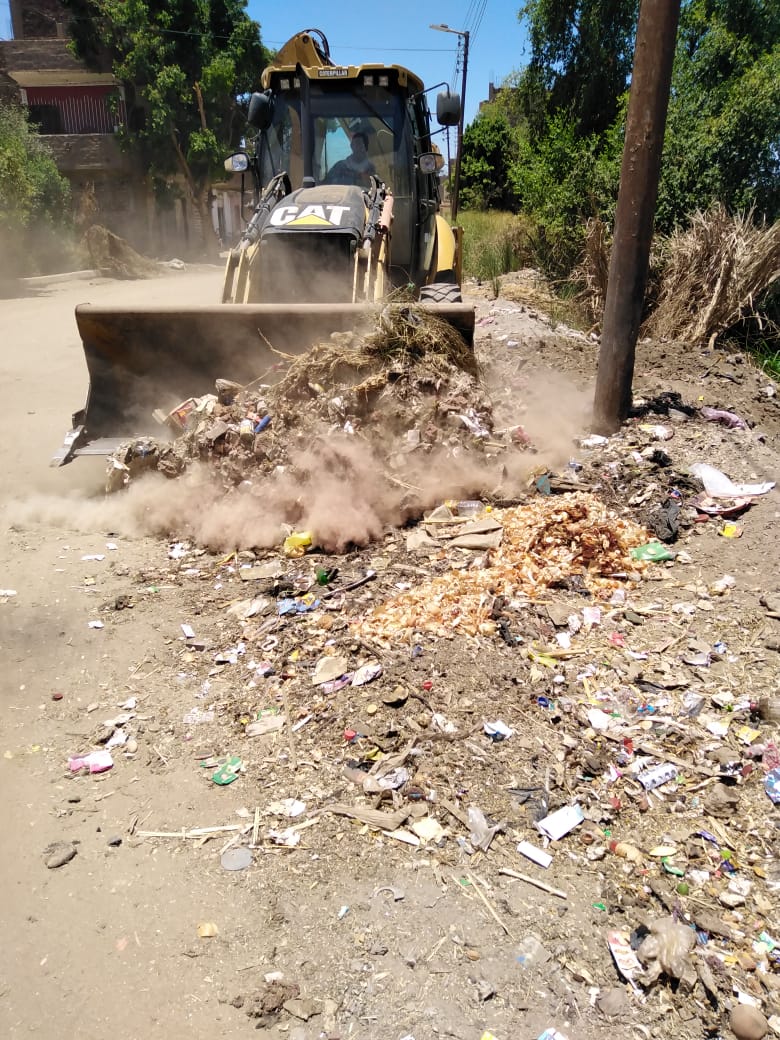 مدينة الزينية تعلن رفع 18 طن مخلفات صلبة وقمامة فى 24 ساعة (1)