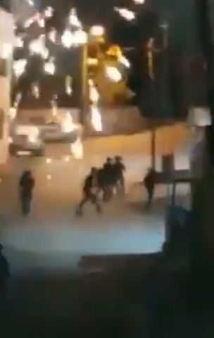 الجنود الاسرائيليون يهربون من الالعاب النارية