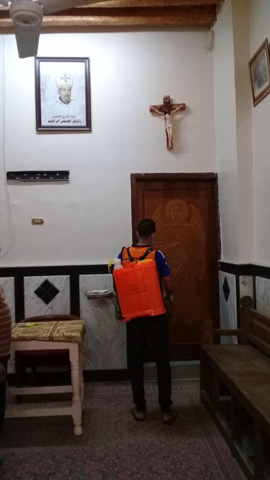 أعضاء نادى التطوع بمركز شباب الزينية بحرى يطلقون حملة تعقيم لكنيسة الأنبا باخوم (2)