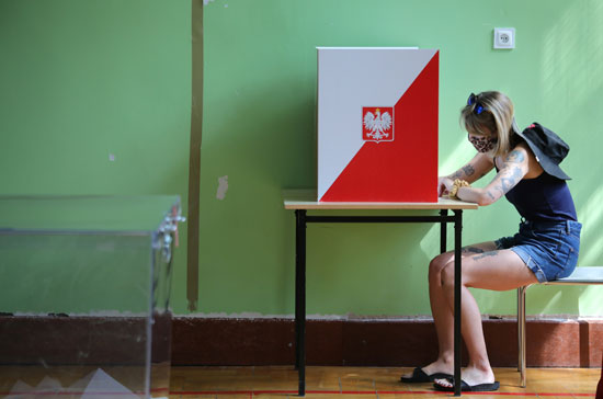 فتاة تدلى بصوتها بالانتخابات الرئاسية البولندية