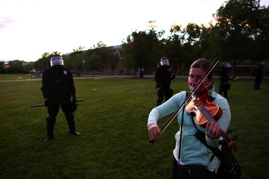 عزف الكمان أمام الشرطة الأمريكية