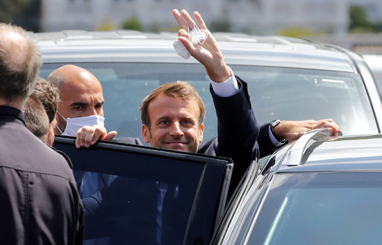 الرئيس الفرنسي إيمانويل ماكرون يحيى المشاركين فى الانتخابات