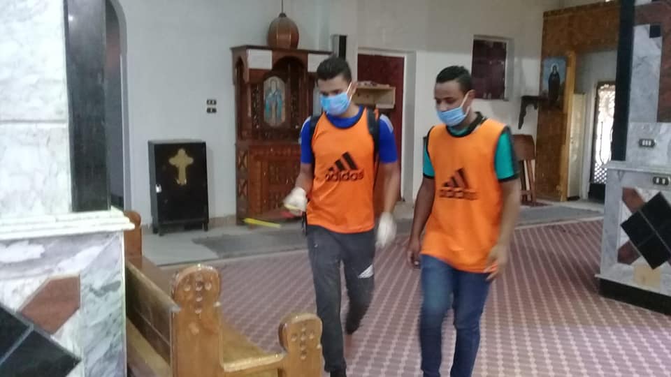 أعضاء نادى التطوع بمركز شباب الزينية بحرى يطلقون حملة تعقيم لكنيسة الأنبا باخوم (7)
