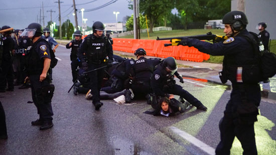 الشرطة الأمريكية تلقى القبض على عدد من المتظاهرين