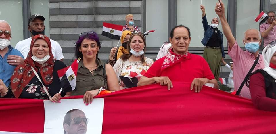 لية المصرية بألمانيا تحتشد أمام السفارة ببرلين احتفالا بذكرى 30 يونيو (3)