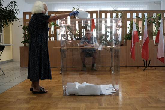 سيدة تدلى بصوته فى انتخابات الرئاسه البولندية