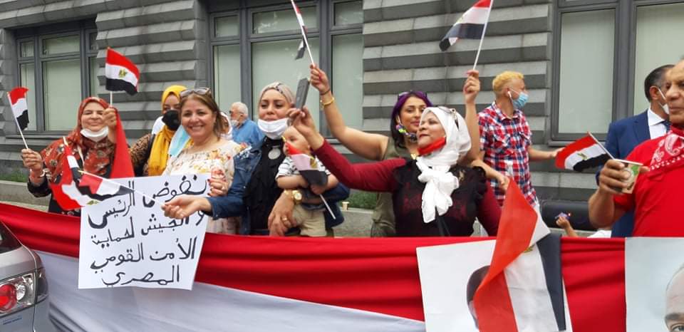 لية المصرية بألمانيا تحتشد أمام السفارة ببرلين احتفالا بذكرى 30 يونيو (7)