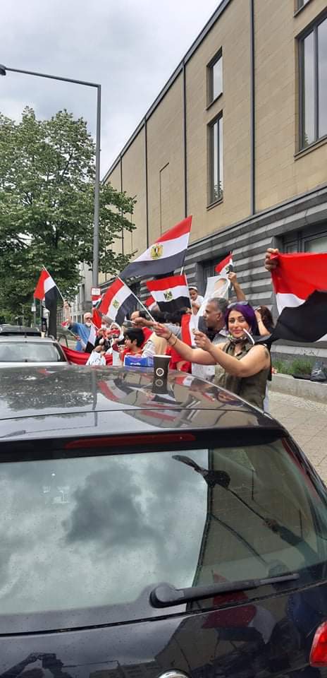لية المصرية بألمانيا تحتشد أمام السفارة ببرلين احتفالا بذكرى 30 يونيو (8)