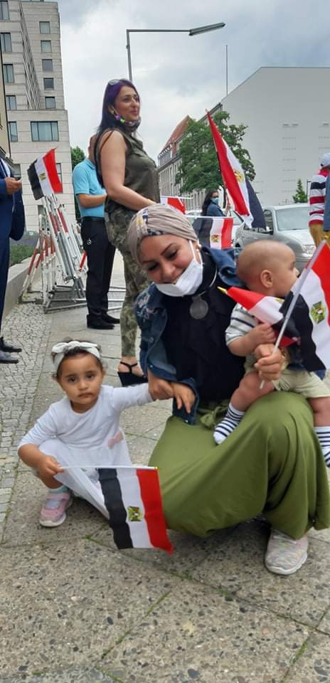 لية المصرية بألمانيا تحتشد أمام السفارة ببرلين احتفالا بذكرى 30 يونيو (10)