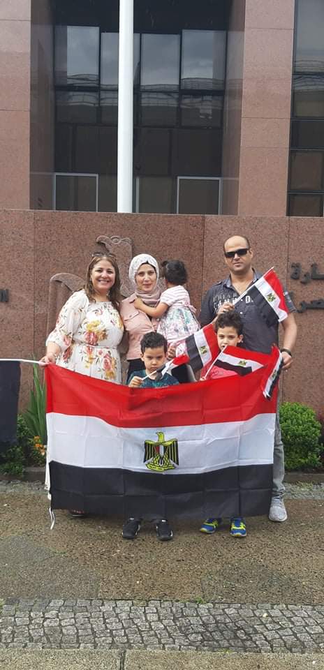 لية المصرية بألمانيا تحتشد أمام السفارة ببرلين احتفالا بذكرى 30 يونيو (9)