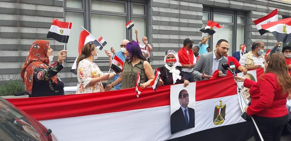 لية المصرية بألمانيا تحتشد أمام السفارة ببرلين احتفالا بذكرى 30 يونيو (6)