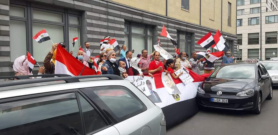 لية المصرية بألمانيا تحتشد أمام السفارة ببرلين احتفالا بذكرى 30 يونيو (4)