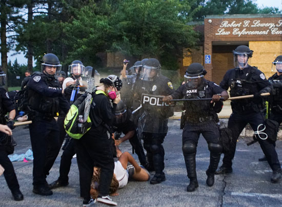 الشرطة الأمريكية تلقى القبض على أحد المتظاهرات