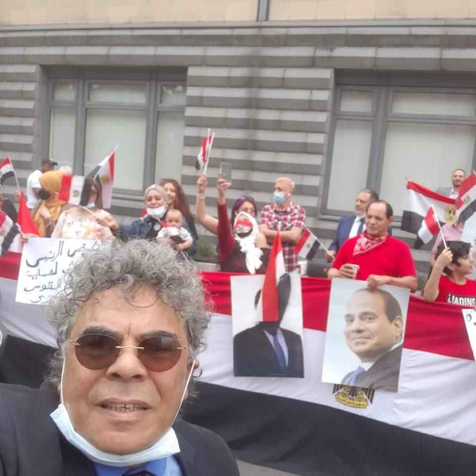 لية المصرية بألمانيا تحتشد أمام السفارة ببرلين احتفالا بذكرى 30 يونيو (5)