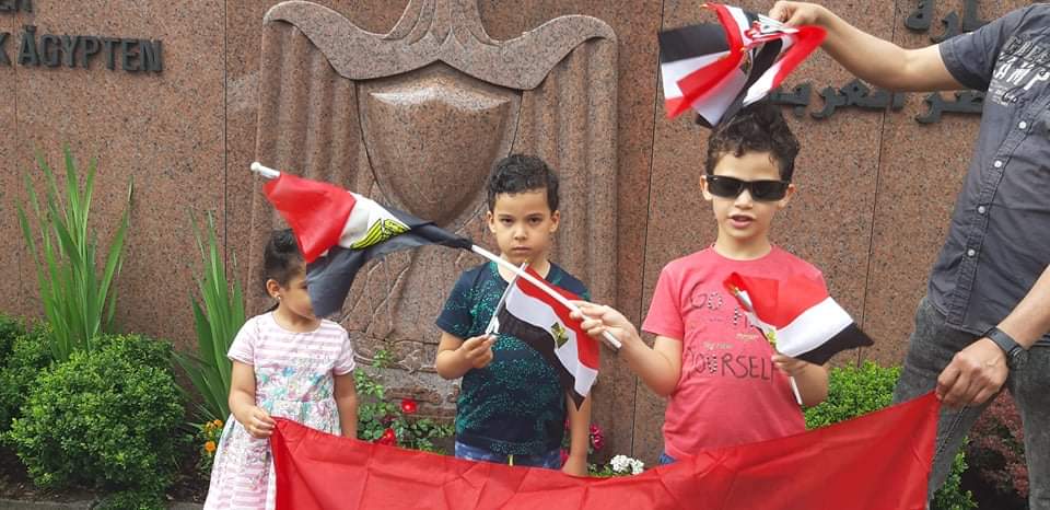 لية المصرية بألمانيا تحتشد أمام السفارة ببرلين احتفالا بذكرى 30 يونيو (1)