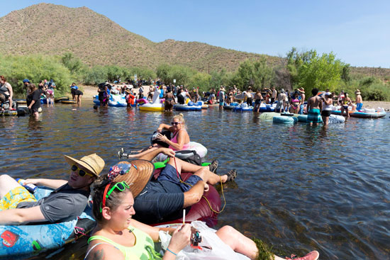 الحشود تتجمع فى نهر أريزونا