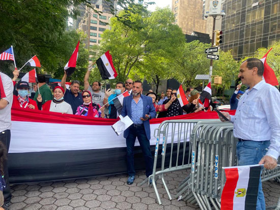 الجالية المصرية بنيويورك تحتفل بذكرى ثورة 30 يونيو أمام الأمم المتحدة (8)