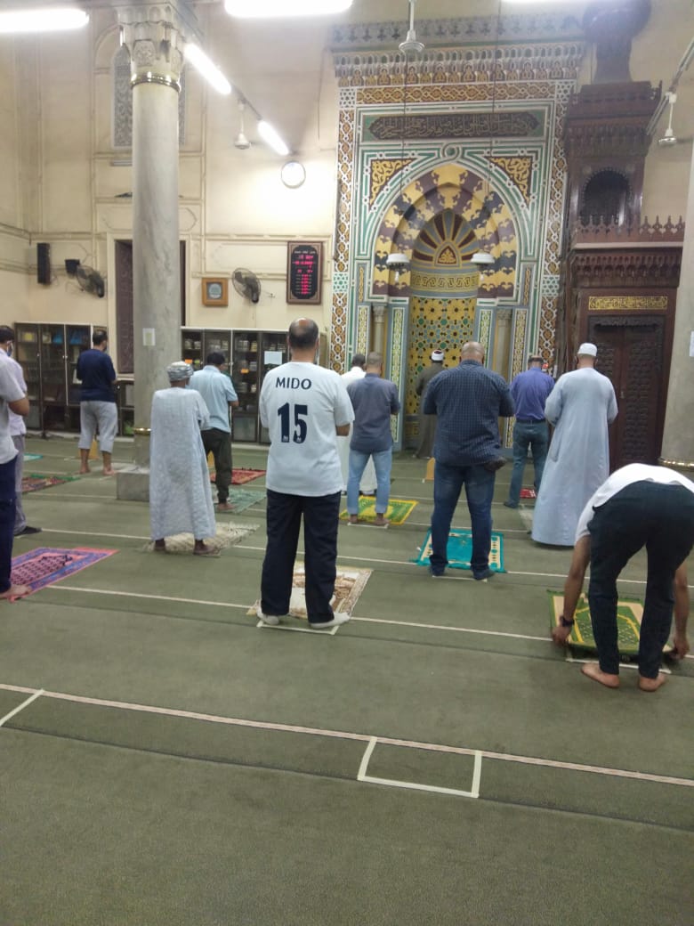 المصلون التزموا بضوابط وإجراءات الوقاية فى اليوم الثالث لفتح المساجد (6)