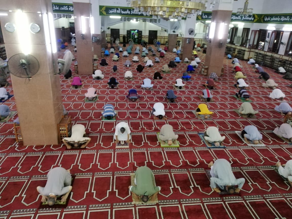 المصلون التزموا بضوابط وإجراءات الوقاية فى اليوم الثالث لفتح المساجد (3)