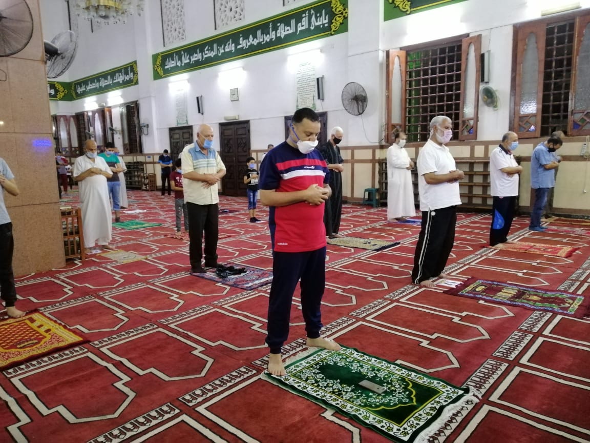 المصلون التزموا بضوابط وإجراءات الوقاية فى اليوم الثالث لفتح المساجد (4)