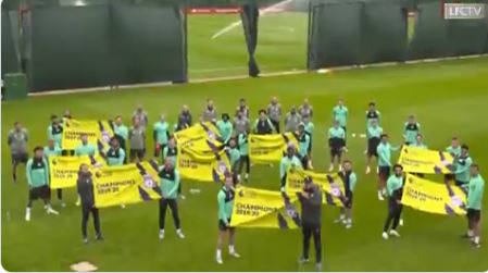 لاعبو ليفربول يحتفلون بالدورى الإنجليزى أثناء التدريبات  (2)