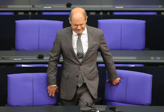 وزير المالية الألماني أولاف شولز يحضر جلسة في مجلس النواب